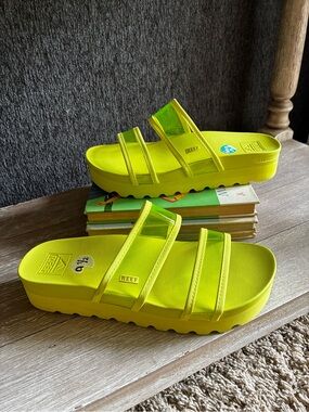 Reef Vista Hi-Energy Sandals In Transparent Neon Yellow